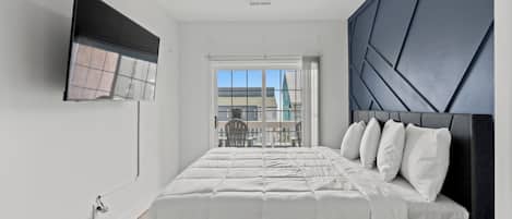 7 bedrooms, desk