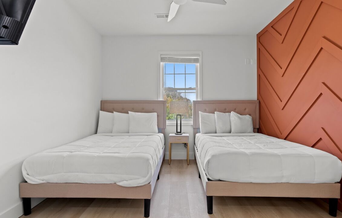 1 bedroom, desk