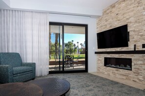 Una Smart TV, un reproductor de DVD, una mesa de tenis de mesa