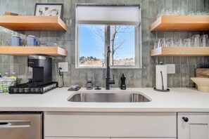 Fridge, microwave, oven, stovetop - Tonka Heights! Family Home! King Hot Tub! BBQ (Colorado Springs)