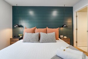 2 bedrooms, iron/ironing board, travel crib, WiFi - Tonka Heights! Family Home! King Hot Tub! BBQ (Colorado Springs)