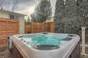 Outdoor spa tub - Tonka Heights! Family Home! King Hot Tub! BBQ (Colorado Springs)