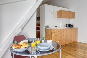 Dining - Cute and Design Loft - Secret Courtyard-Montmartre (Paris)