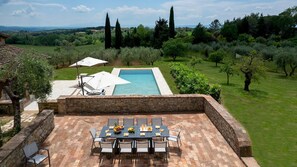 Outdoor dining - Terra di Siena 14, Emma Villas (Castelnuovo Berardenga)