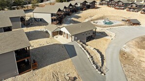Ein Resort mit mehreren Gebäuden, einem Schwimmbad und einem Parkplatz.