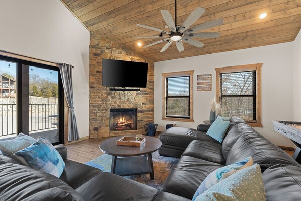 スマートテレビ、暖炉、テレビゲーム