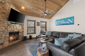 Smart TV, fireplace, video games - 4BR Poolside Retreat w/ Hot Tub + Boat Slip (Branson)