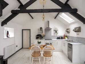 Cottage | Private kitchen | Fridge, dishwasher, electric kettle, toaster - Cowshed (Pwllheli)