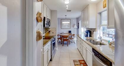 Dog-Friendly, Snowbird-Ready Florida Escape – Near Beaches & Golf