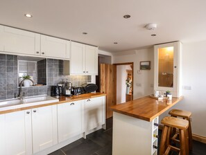 Cottage | Private kitchen | Fridge, dishwasher, electric kettle, toaster - The Farm House (Pwllheli)