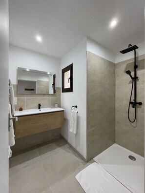 Douche, sèche-cheveux, serviettes fournies