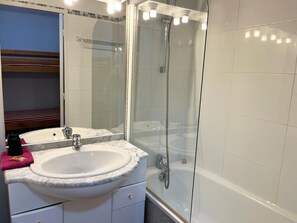Bathtub - 2nd floor, view ski slopes, fitness, swimming pool, terrace, tv, ski locker, 28m², Barèges/La Mongie (La Mongie)
