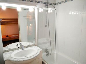 Bathtub - View ski slopes, fitness, swimming pool, terrace, tv, ski locker, 28m², Barèges/La Mongie (La Mongie)