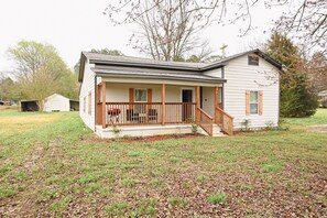 Exterior - Maple Tree Cottage - Close to boat docks and Wedding venues (Langston)