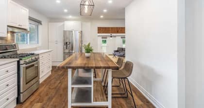 Luxury Cottage on 8 Acres of Greenery w/ Pool & Games Room!