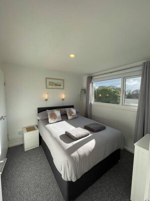 2 habitaciones, tabla de planchar con plancha y cuna de viaje 