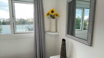2 bedrooms, WiFi (free), bed sheets