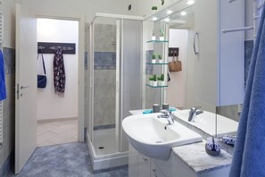 Dusj, hårføner og bidé