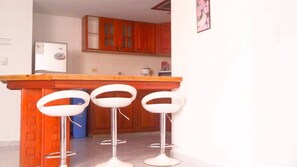 Fridge, cookware/dishes/utensils - apartamento bahía fragata  (San Andrés)