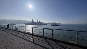 A waterfront promenade with a large ship docked, a smaller boat nearby, and a person standing by the railing. - The Bruce @ RWY Studio - sleeps 4 guests  in 1 bedroom (Plymouth)