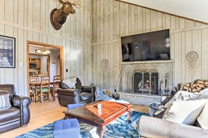 TV, fireplace, table football, books - Game Room, Fire Pit: Family-Friendly Poconos Haven (East Stroudsburg)