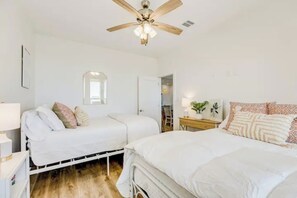 4 chambres, fer et planche à repasser, accès au Wi-Fi (inclus)