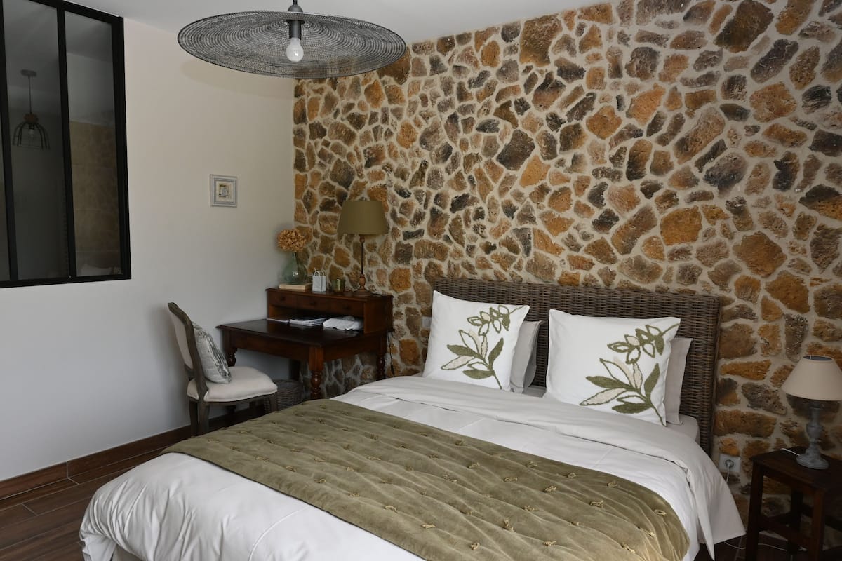 1 habitación, decoración personalizada, muebles diferentes y escritorio
