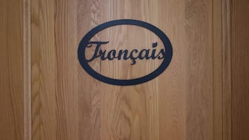 Una superficie de madera con un letrero circular que dice 'Français'.