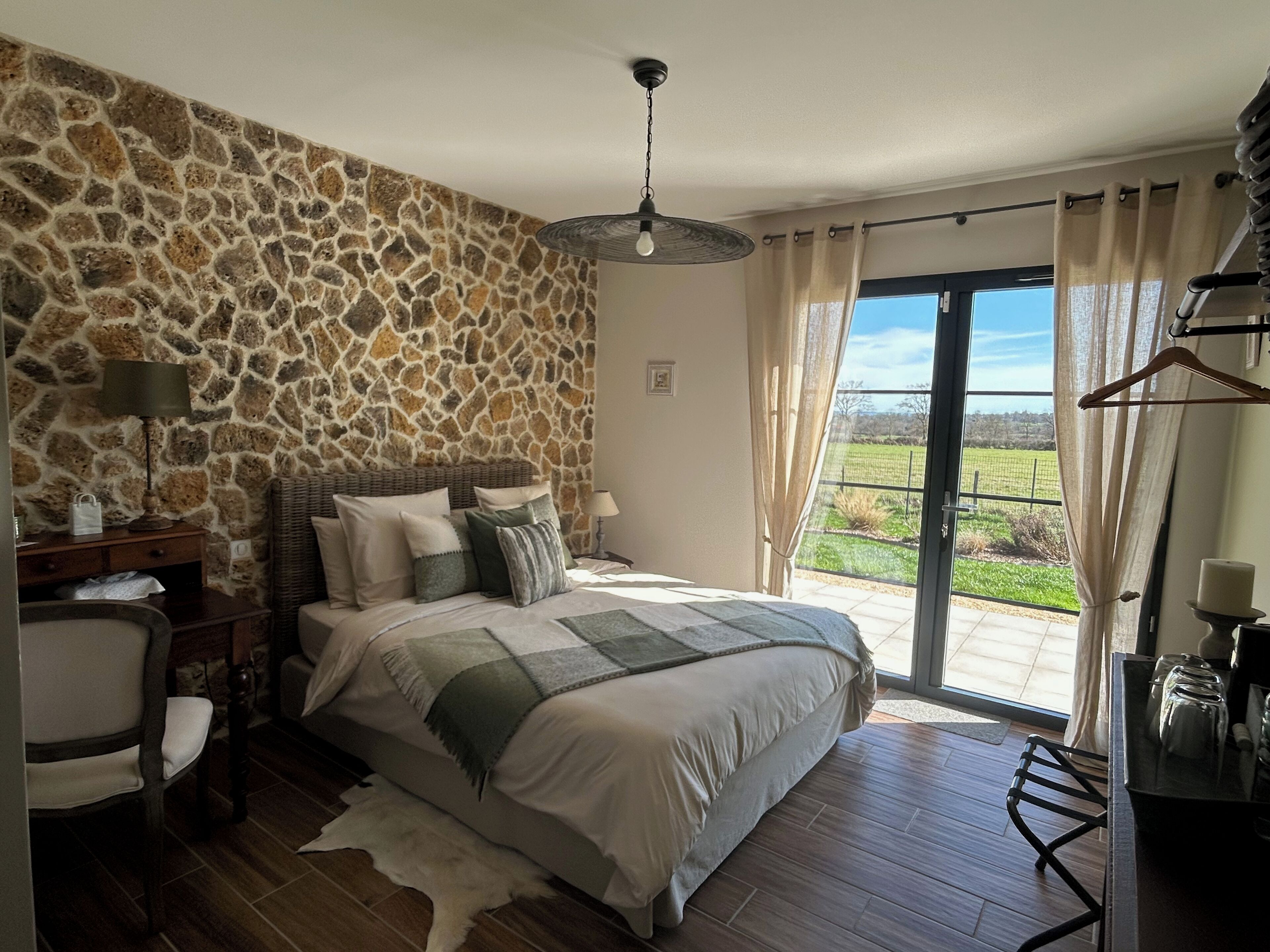 Rum (Dreuille) | 1 sovrum, individuell inredning, unika möbler och skrivbord