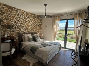 Room (Dreuille) | 1 bedroom, individually decorated, individually furnished, desk