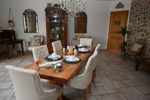 Free daily continental breakfast  - Aux 3 Forets (Bizeneuille)