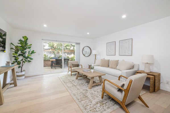 Smart TV - Two Story Apartment Near Beach (Santa Barbara)