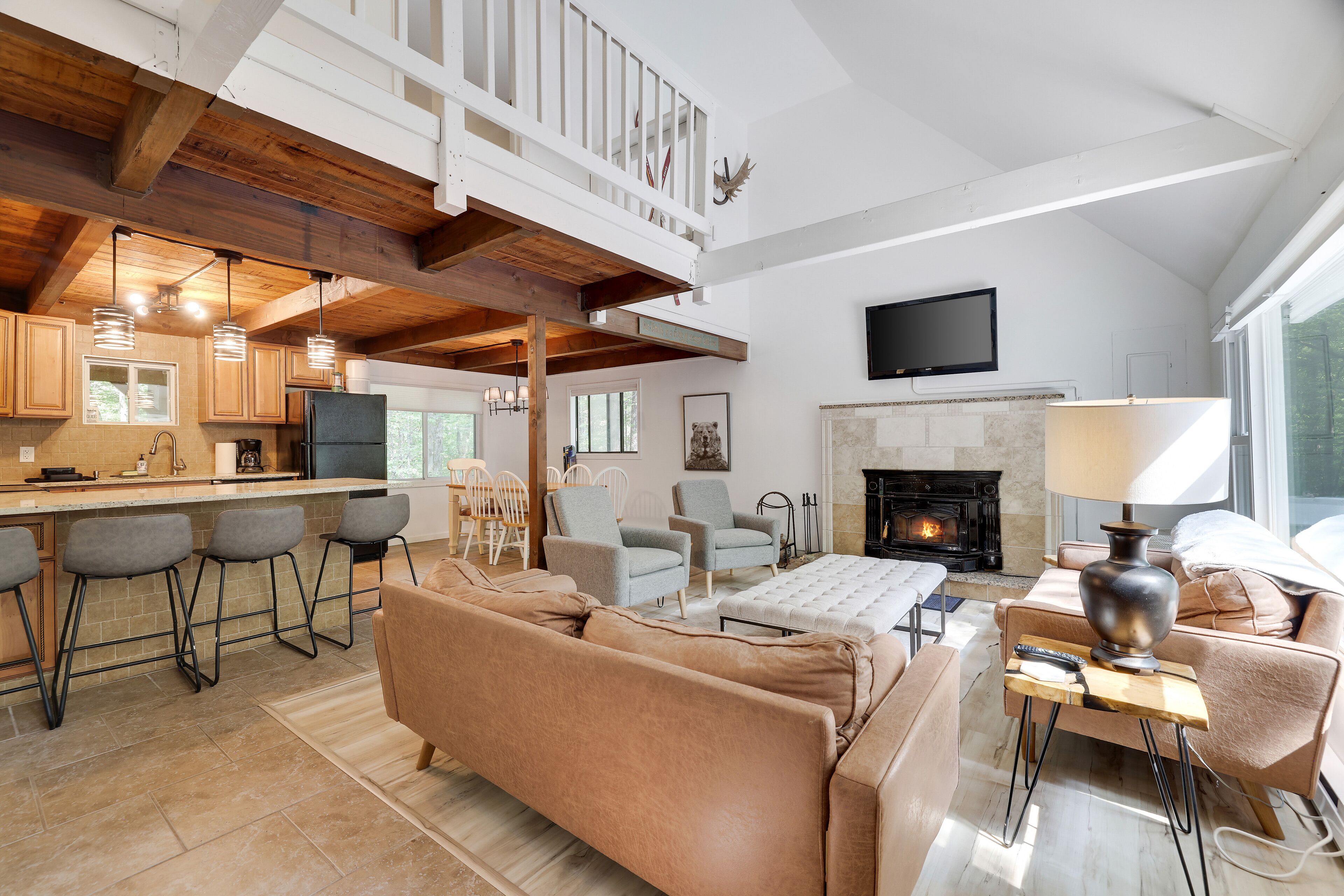 Quiet Cottage in Lake Community - beaches, pools, hiking and more!