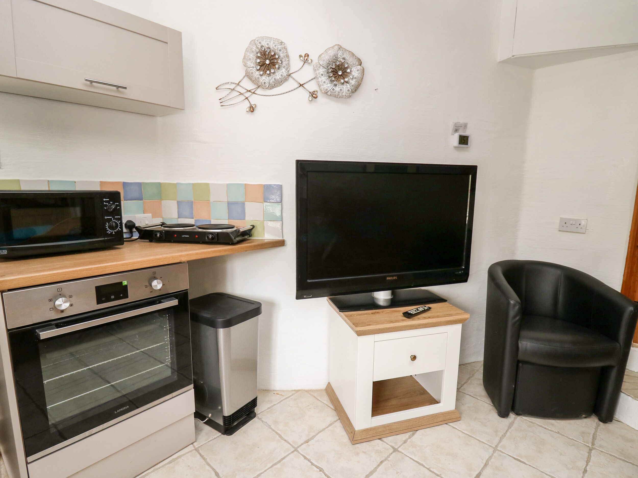 ตู้เย็น, กาต้มน้ำไฟฟ้า, เตาปิ้งขนมปัง, เครื่องครัว/จาน/ช้อนส้อม