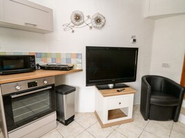 Refrigerador, tetera/pava eléctrica, tostadora, utensilios de cocina