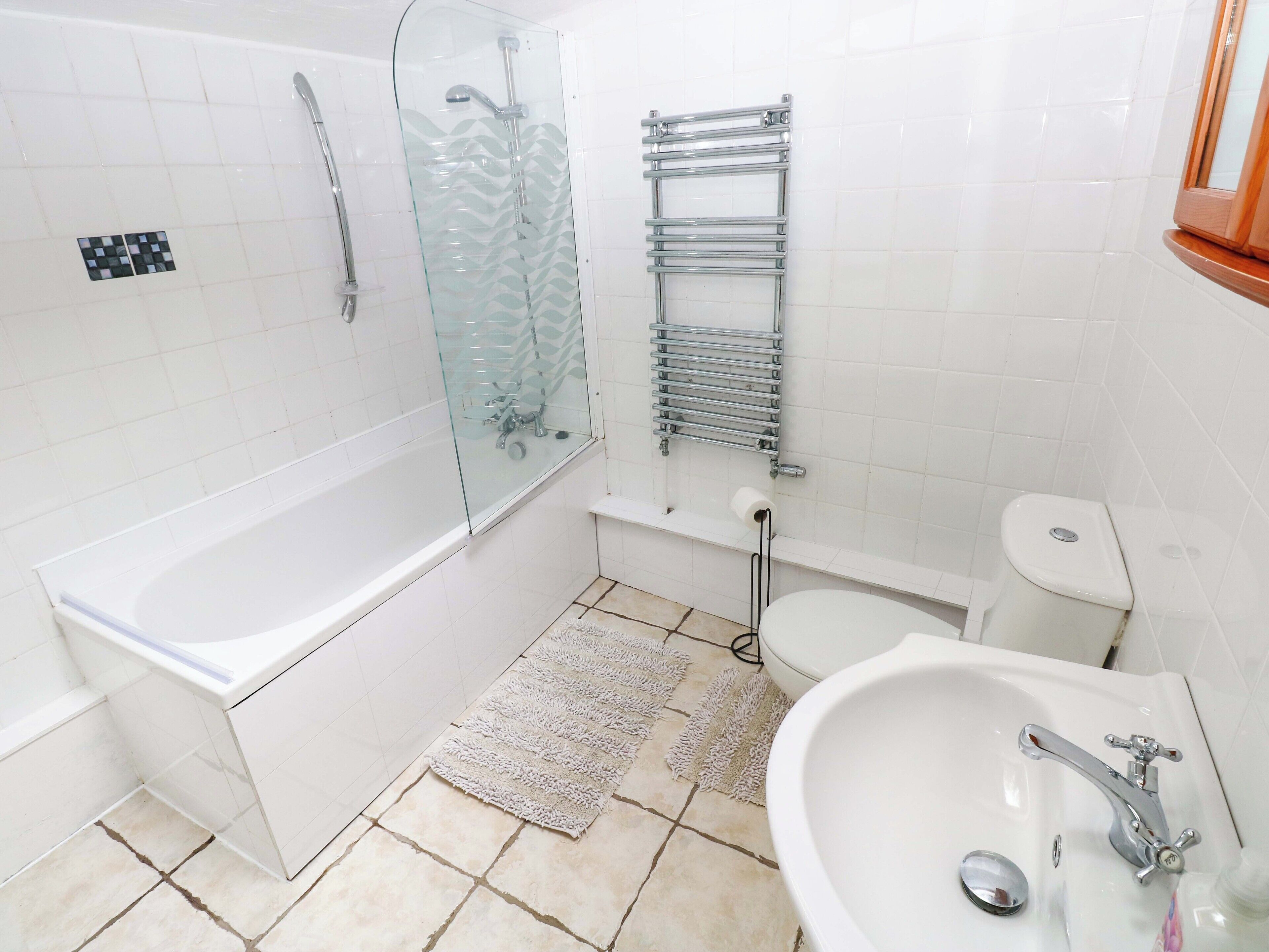 Cottage | Badkamer | Een douche