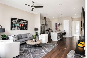 A modern apartment with a living room, kitchen, and dining area. - Nashville Luxe Retreat • Rooftop & Hot Tub (Nashville)