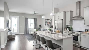 Refrigerador, microondas, horno y parrilla de estufa