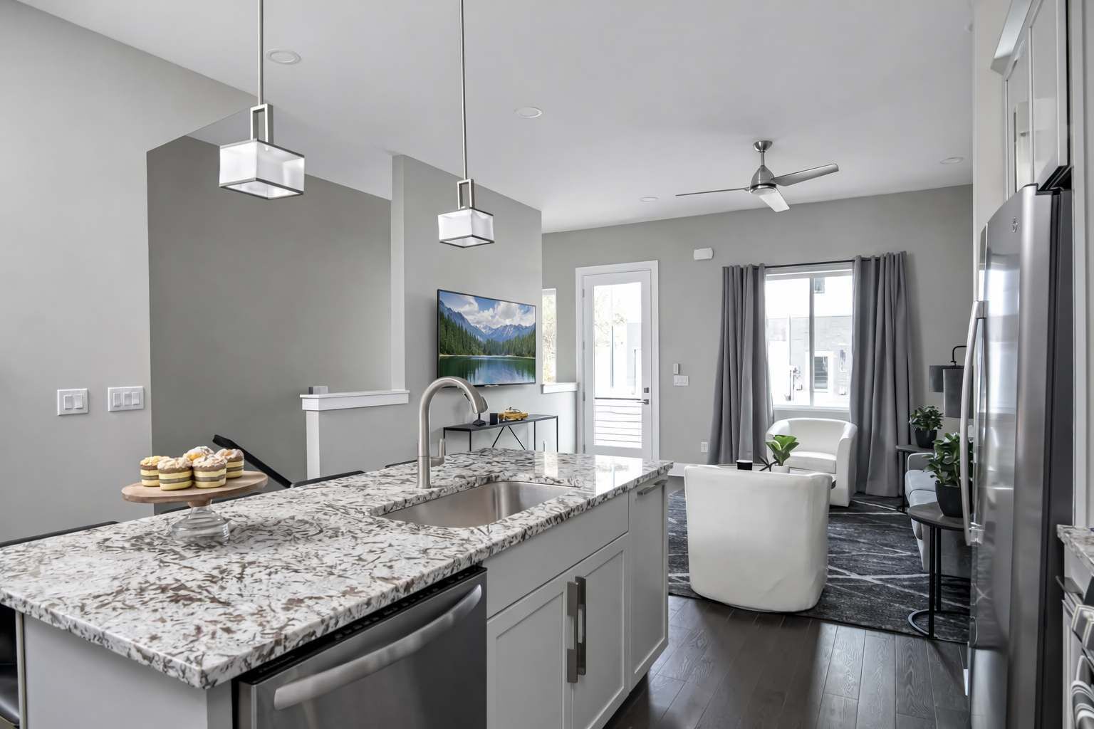 Geladeira, micro-ondas, fogão, cooktop