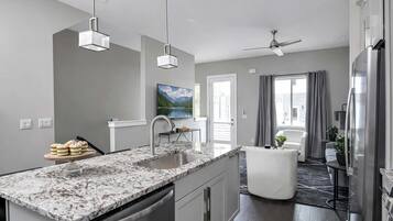 Geladeira, micro-ondas, fogão, cooktop