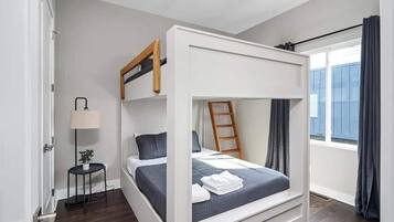 4 slaapkamers, een strijkplank/strijkijzer, reisbedje, wifi