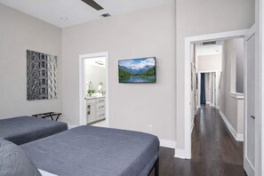 4 habitaciones, tabla de planchar con plancha, cuna de viaje y wifi 