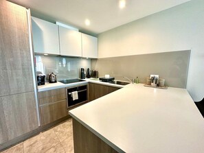 Fridge, microwave, oven, stovetop - Stunning 2 bedroom Apartment inc. Free Parking (Poole)