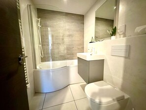 Hårføner og håndklær