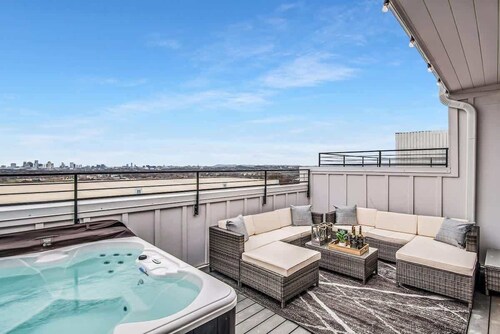 2 Luxe Nash Homes • Rooftop Hot Tubs