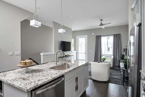 Frigorifero, microonde, forno, piano cottura