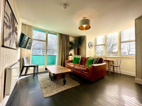 Designer Apartment  inc. Free Parking & FAST WiFi