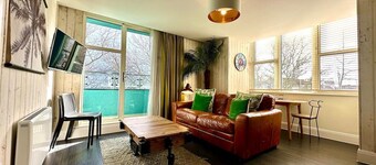 Designer Apartment inc. Free Parking & FAST WiFi