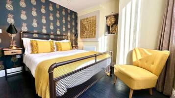 1 habitación, tabla de planchar con plancha y ropa de cama