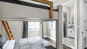 4 slaapkamers, een strijkplank/strijkijzer, reisbedje, wifi